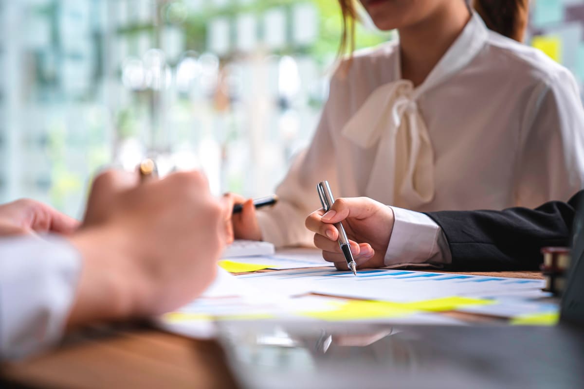 Consultores de C3consulting en una negociación